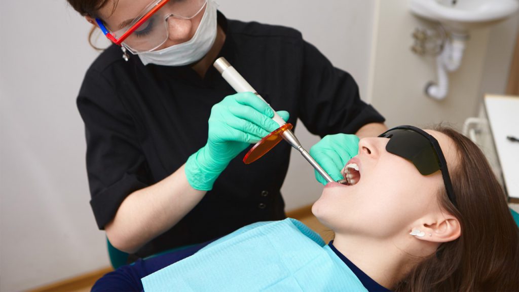 عصب‌کشی دندان، که به عنوان درمان ریشه نیز شناخته می‌شود، یک تکنیک حیاتی برای مراقبت از دندان است.